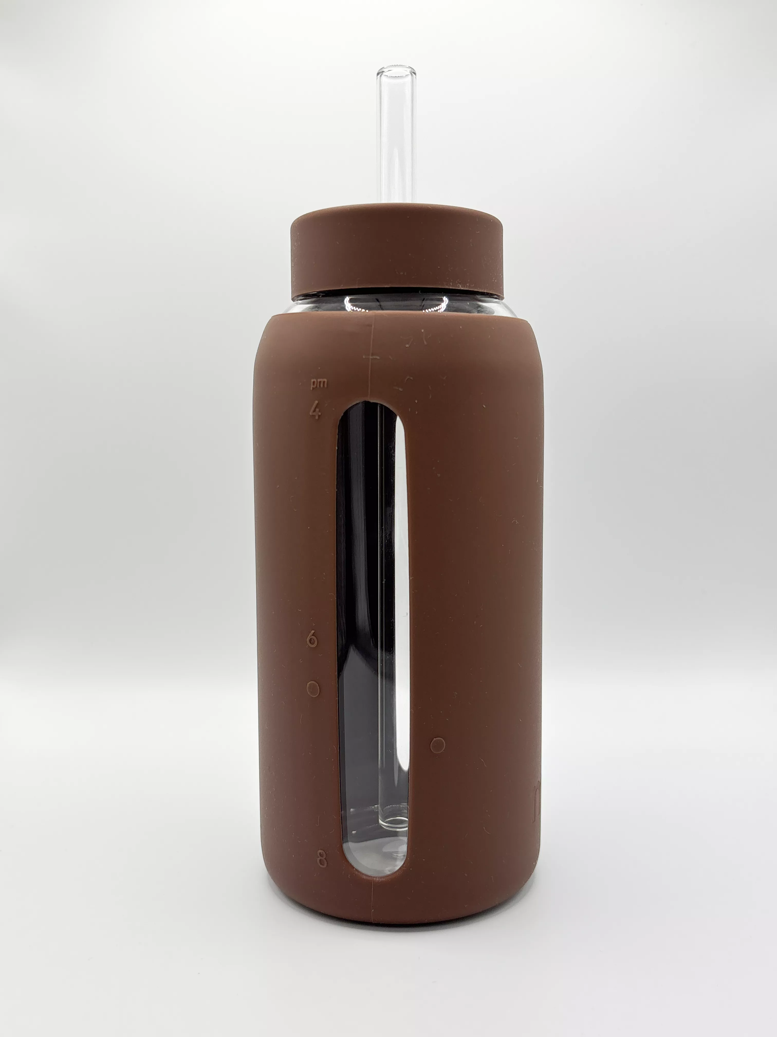 Diese Bottle ist nicht einfach nur ein Behälter – sie ist dein täglicher Sidekick. Mit 800 ml Fassungsvermögen begleitet sie dich durch heiße Kaffeemorgen, kalte After-Work-Sessions und alles dazwischen. Sie hält warm, wenn du’s brauchst. Und eiskalt, wenn du’s willst. Minimal im Look, maximal im Anspruch. Robust, stylisch und gemacht, um sich deinem Alltag anzupassen – nicht umgekehrt.
