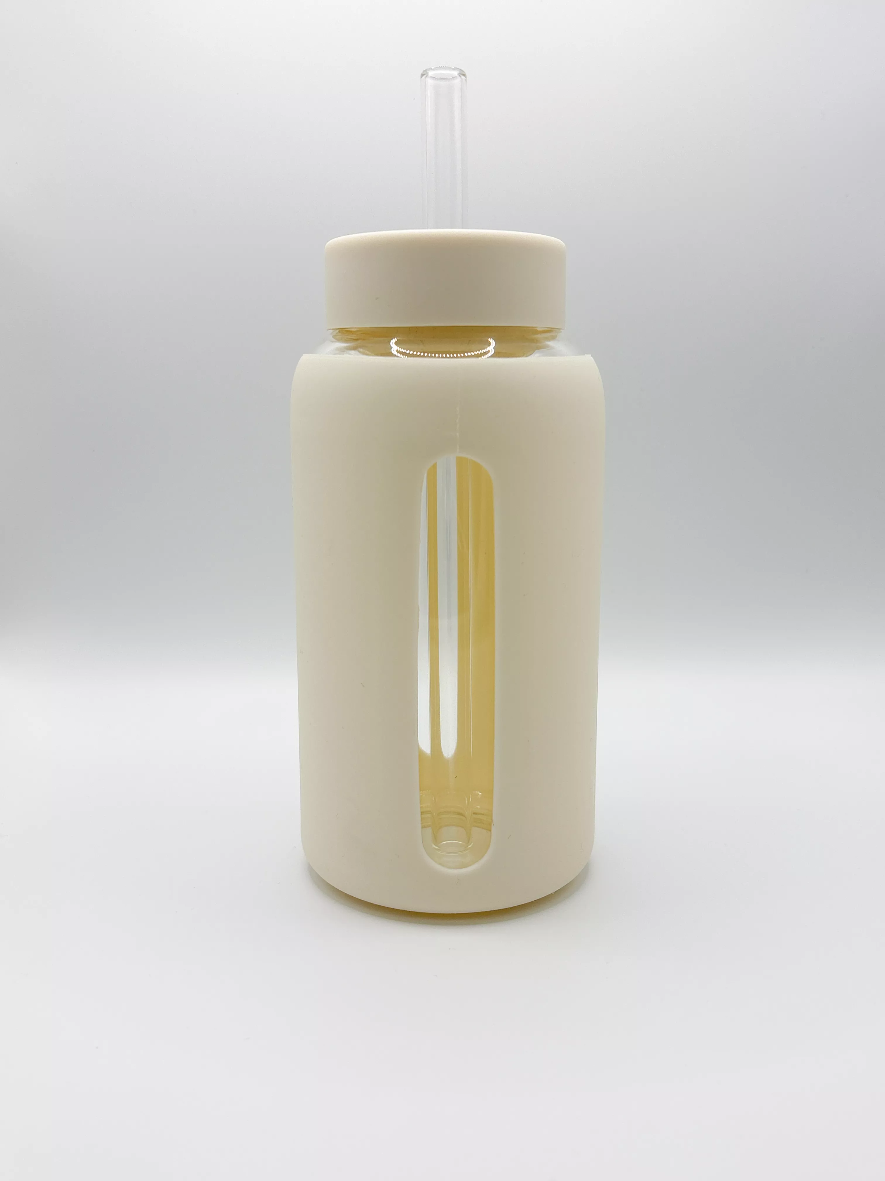 Die 600 ml MAUI ist dein täglicher Begleiter für unterwegs: leicht, robust und stylisch verpackt. Ob kurzer Coffee-Run, Uni, Büro oder einfach der Alltag dazwischen – diese Flasche passt. Hält dein Getränk heiß oder kalt, ohne sich in den Vordergrund zu drängen. Minimal im Look. Maximal im Anspruch.
